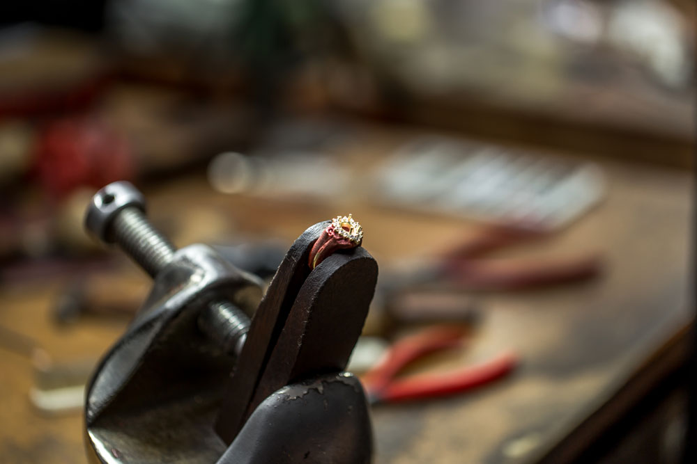 bague dans un atelier