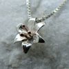 Pendentif Fleur de lys - Le Lys Blanc