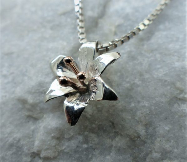 Pendentif Fleur de lys - Le Lys Blanc